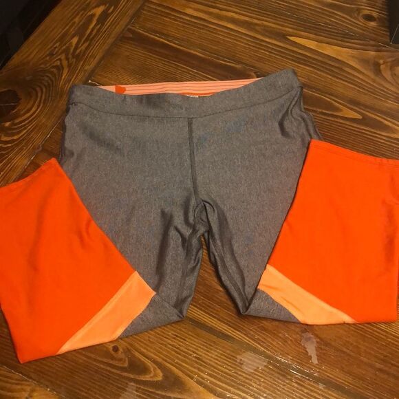 Under Armour Size Med Cropped Workout Pants - Picture 1 of 6